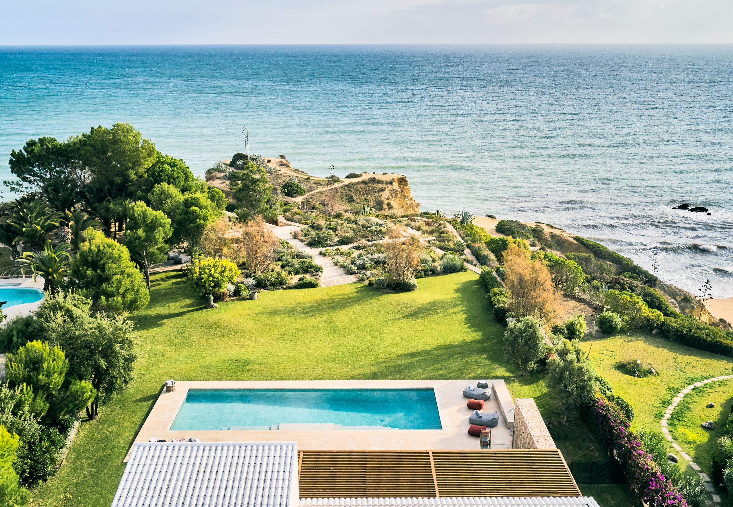 Casa da Rocha above the Atlantic, Porches, Algarve